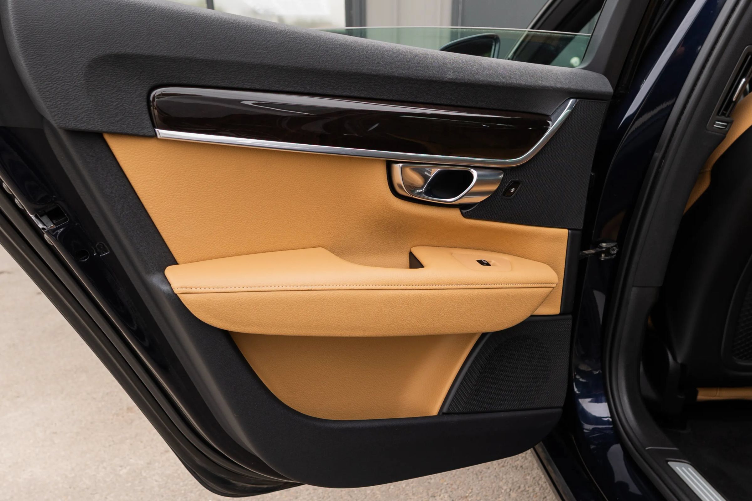 Used 2017 Volvo S90 T5 Momentum w/ Vision Package FWD image 31