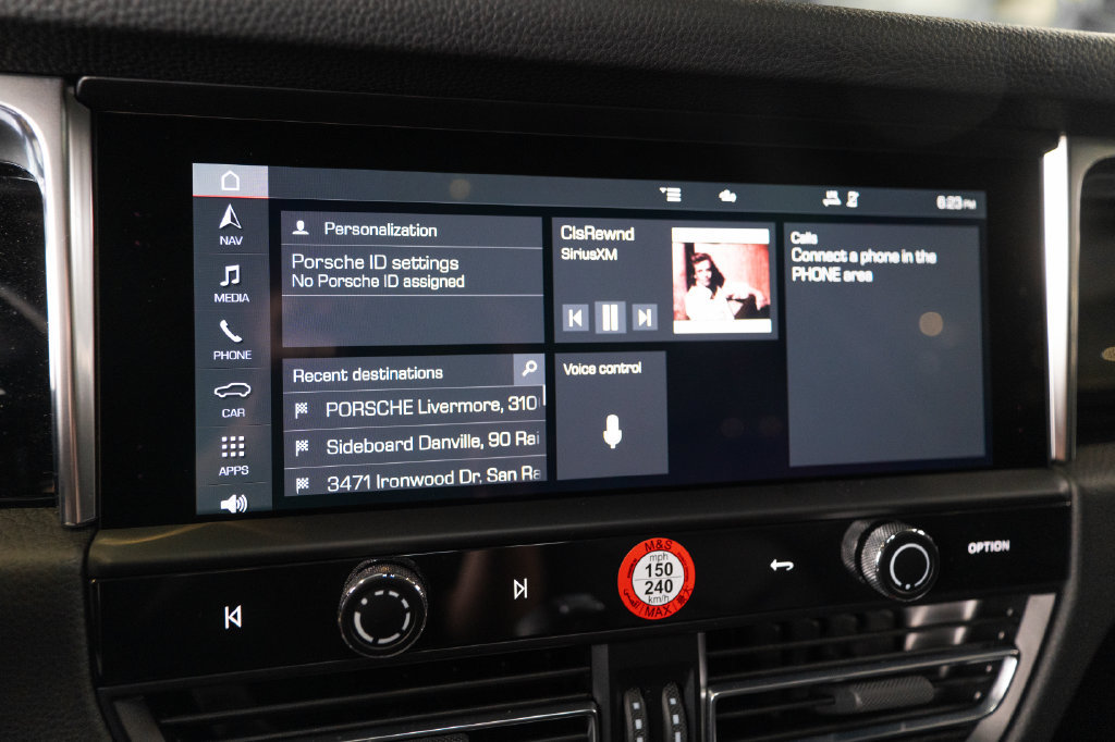 Certified 2025 Porsche Macan AWD/4WD image 28