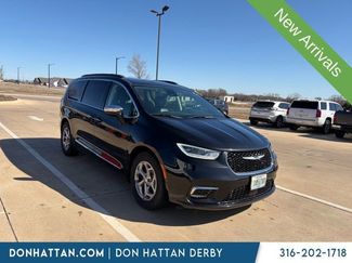 Used 2023 Chrysler Pacifica Limited video 2
