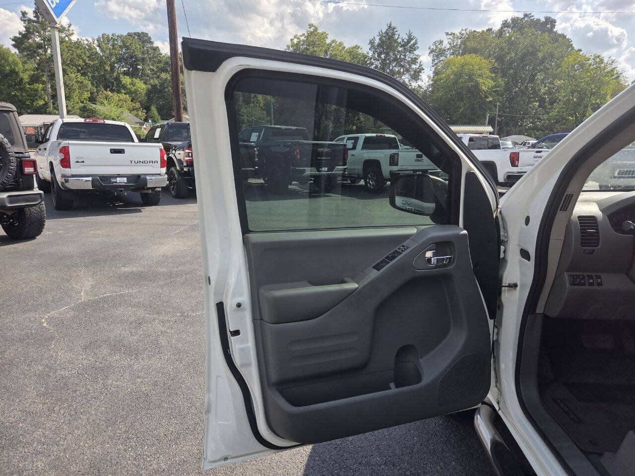 Used 2019 Nissan Frontier SV AWD/4WD image 14