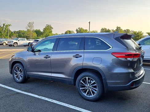 Used 2019 Toyota Highlander XLE AWD/4WD image 8
