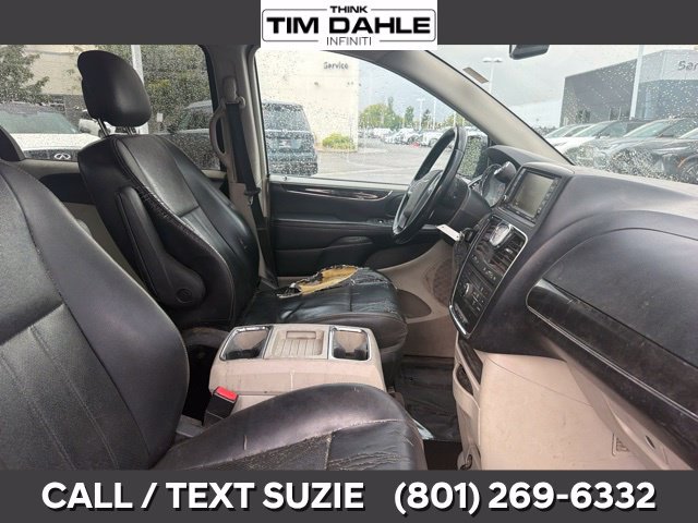 Used 2012 Chrysler Town & Country Touring w/ Entertainment Group #1 FWD image 9
