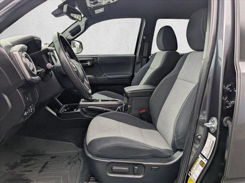 Used 2022 Toyota Tacoma TRD Off-Road image 16