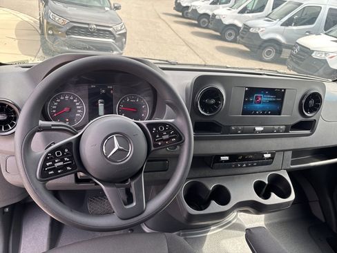 Used 2024 Mercedes-Benz Sprinter 2500 image 38