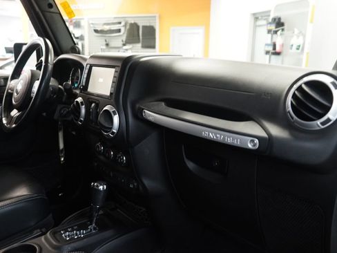 Used 2013 Jeep Wrangler Unlimited Sahara w/ Max Tow Pkg AWD/4WD image 27