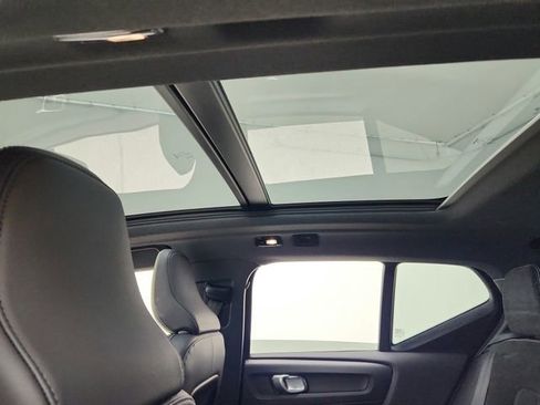 Certified 2022 Volvo XC40 P8 Recharge Plus image 31