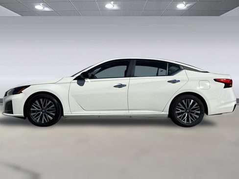Used 2025 Nissan Altima 2.5 SV FWD image 2