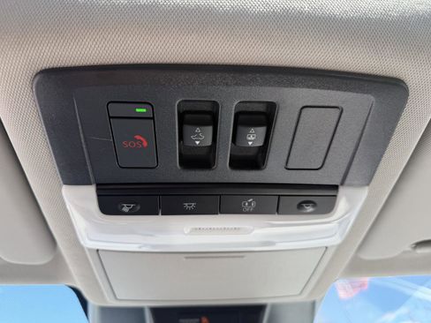 Used 2025 Nissan Rogue SV w/ SV Premium Package image 17