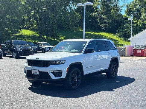 Used 2024 Jeep Grand Cherokee Limited w/ Black Appearance Package AWD/4WD image 6