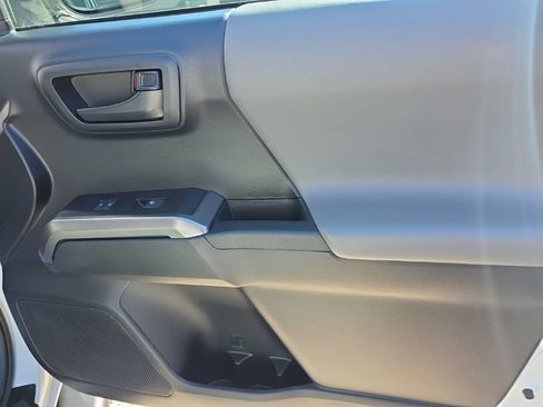 Certified 2020 Toyota Tacoma SR5 AWD/4WD image 19