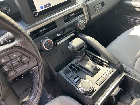 Used 2025 Toyota Tacoma SR5 AWD/4WD image 18