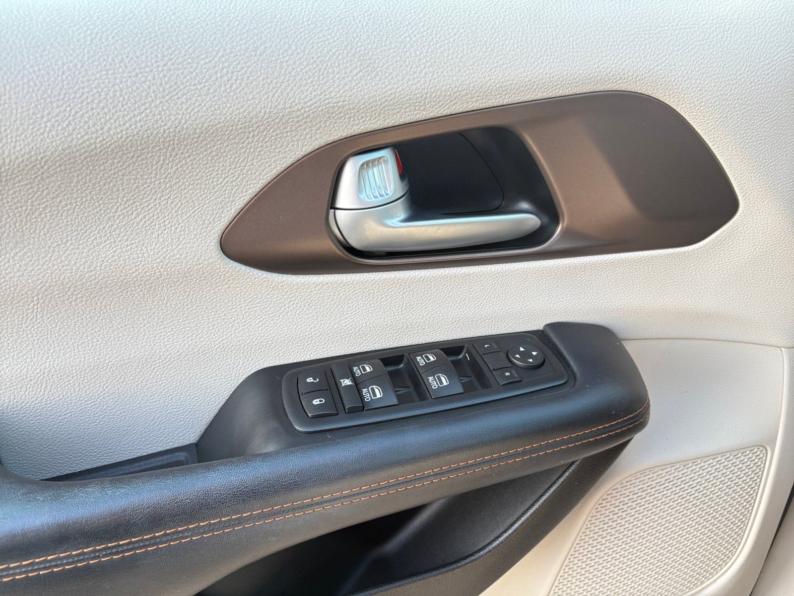 Used 2017 Chrysler Pacifica Touring-L Plus w/ Advanced Safetytec Group FWD image 10