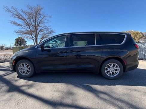 Used 2024 Chrysler Pacifica Touring-L image 12