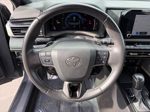 Used 2025 Toyota Camry SE FWD image 12