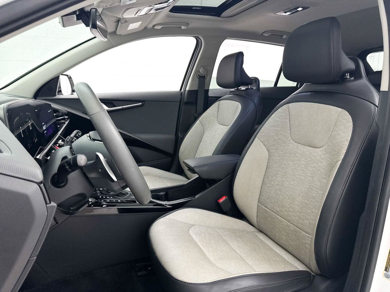Used 2024 Kia Niro SX Touring FWD image 22