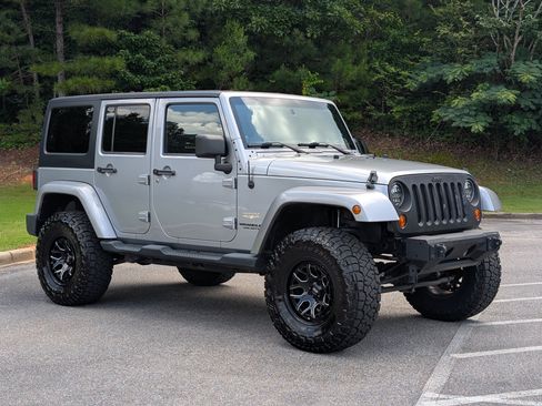 Used 2013 Jeep Wrangler Unlimited Sahara w/ Connectivity Group AWD/4WD image 11