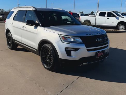 Used 2018 Ford Explorer XLT w/ Equipment Group 202A image 3