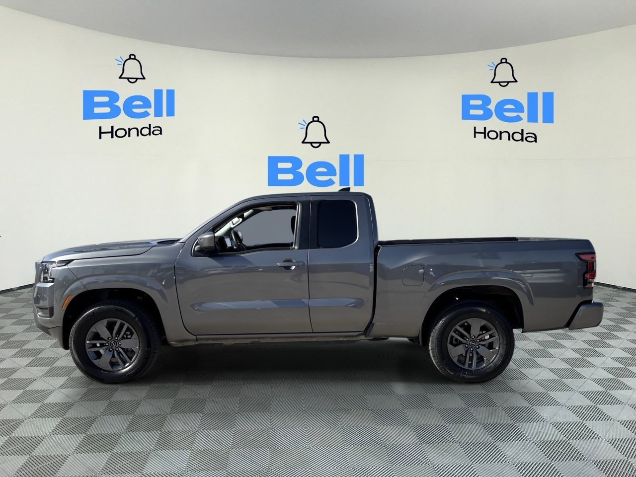 Used 2025 Nissan Frontier SV AWD/4WD image 2