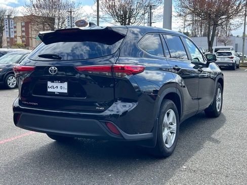 Used 2023 Toyota Highlander L AWD/4WD image 9