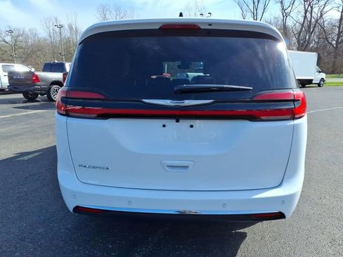 New 2026 Chrysler Pacifica Select image 6