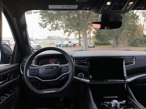 Used 2024 Jeep Wagoneer L 4WD image 7