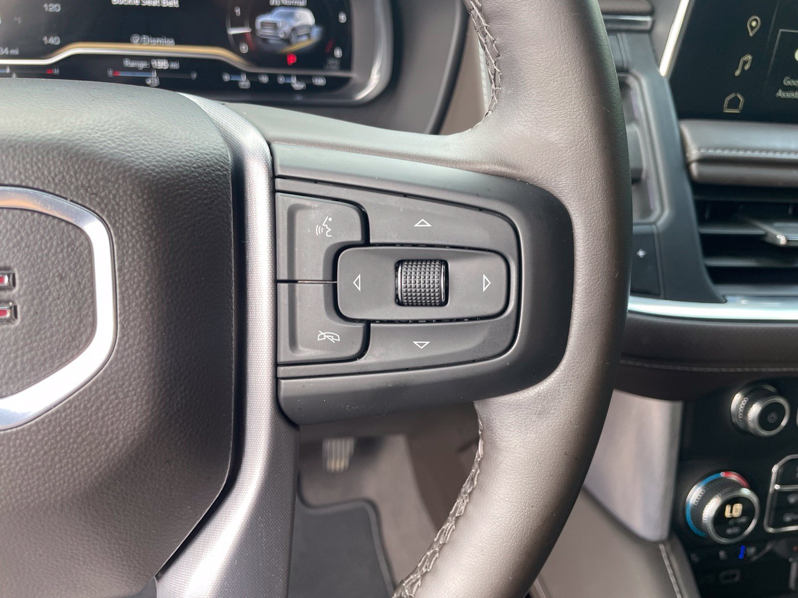 Used 2024 GMC Yukon SLT w/ SLT Premium Package RWD image 19