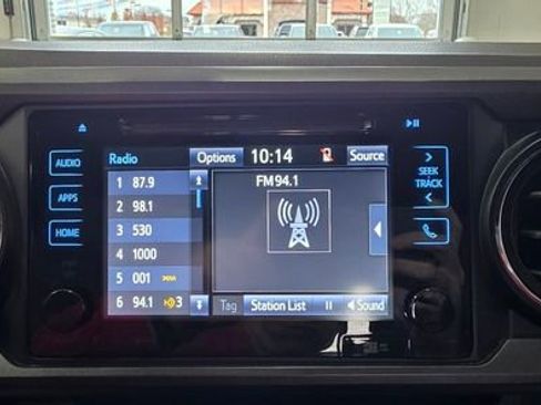 Used 2017 Toyota Tacoma TRD Sport image 19