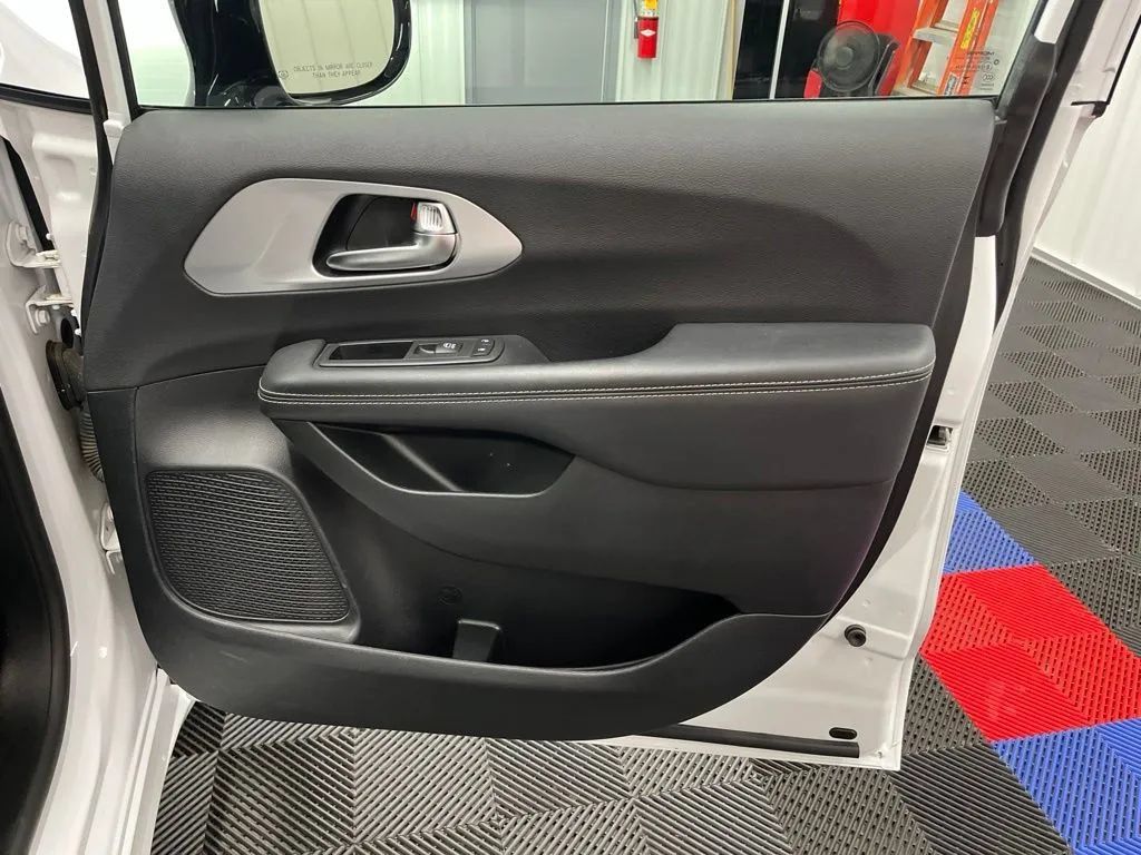 Used 2025 Chrysler Pacifica Limited FWD image 12