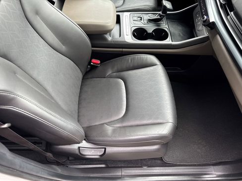 Used 2025 Kia Carnival image 12