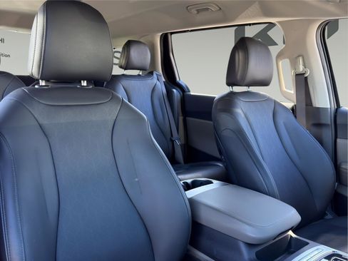 Used 2025 Kia Carnival EX image 24