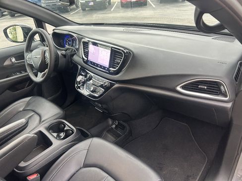 Used 2025 Chrysler Pacifica Select FWD image 19