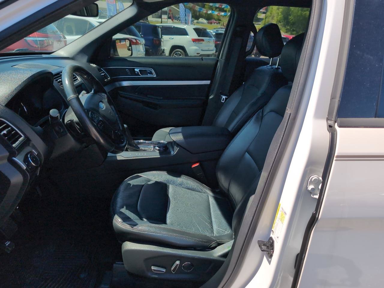 Used 2017 Ford Explorer XLT w/ Equipment Group 202A AWD/4WD image 9