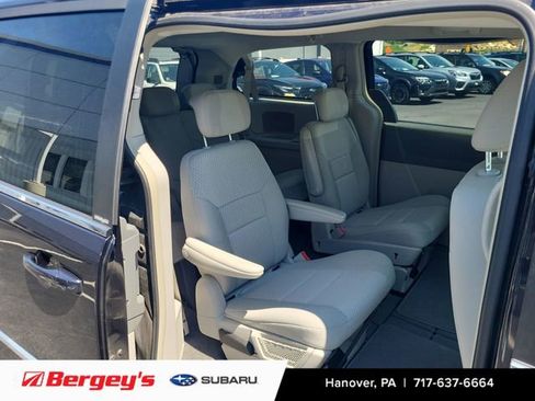 Used 2010 Chrysler Town & Country Touring FWD image 10