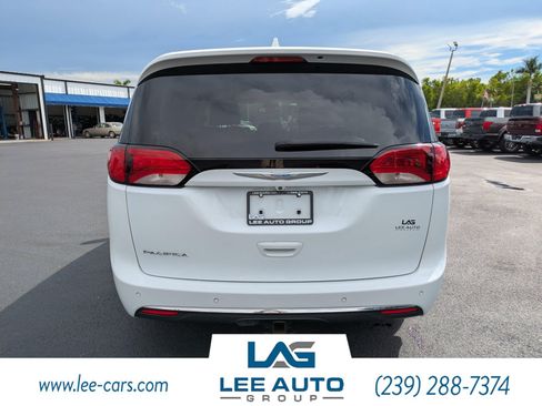Used 2018 Chrysler Pacifica Touring-L w/ Advanced Safetytec Group FWD image 4