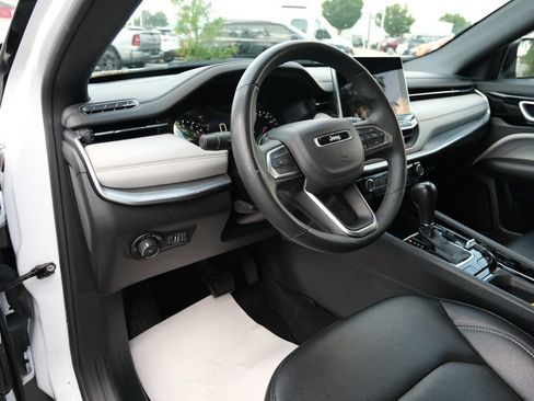Used 2025 Jeep Compass Limited AWD/4WD image 3
