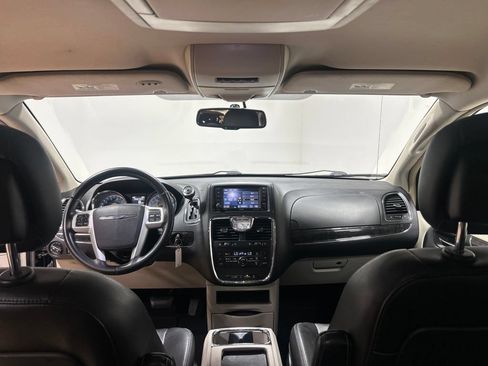 Used 2014 Chrysler Town & Country Touring FWD image 17