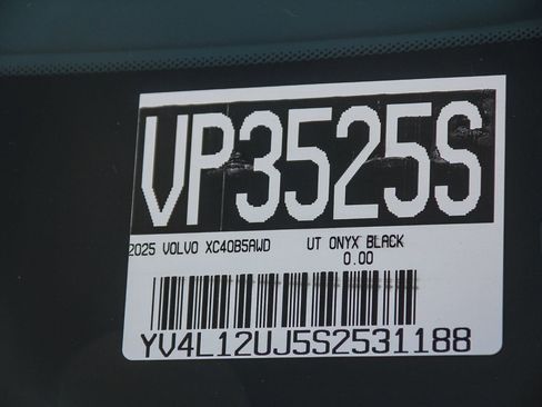 Certified 2025 Volvo XC40 B5 Core w/ Protection Package Premier image 30