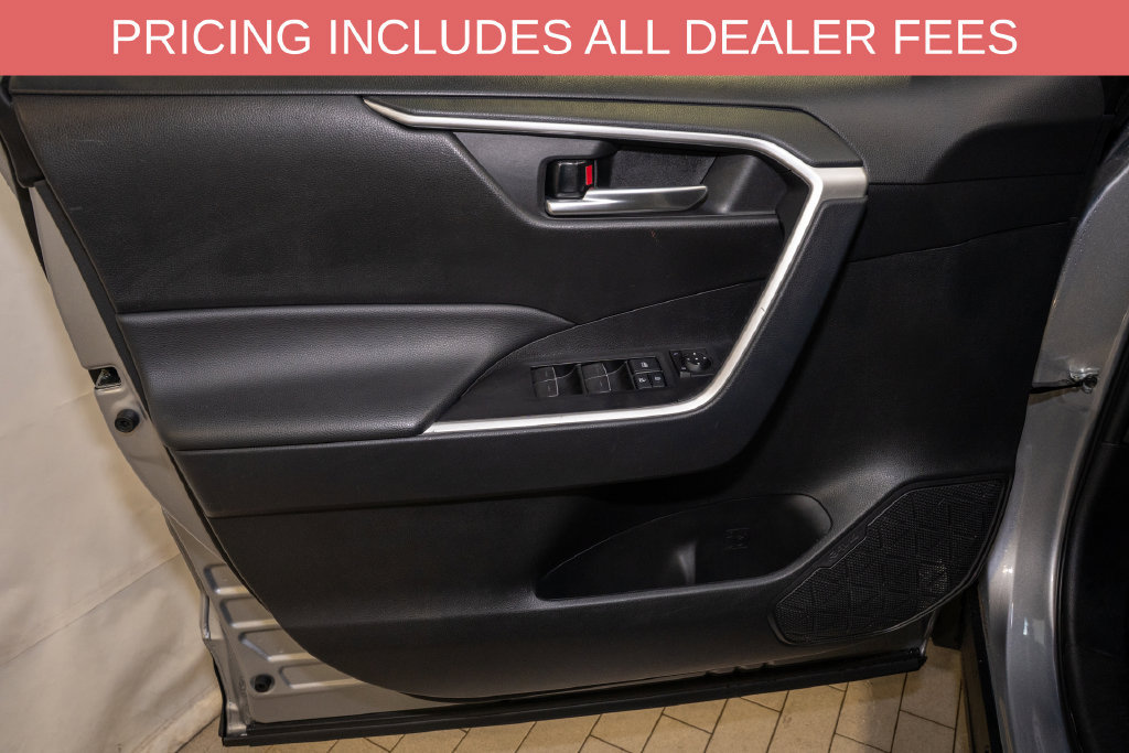 Used 2025 Toyota RAV4 XLE FWD image 11