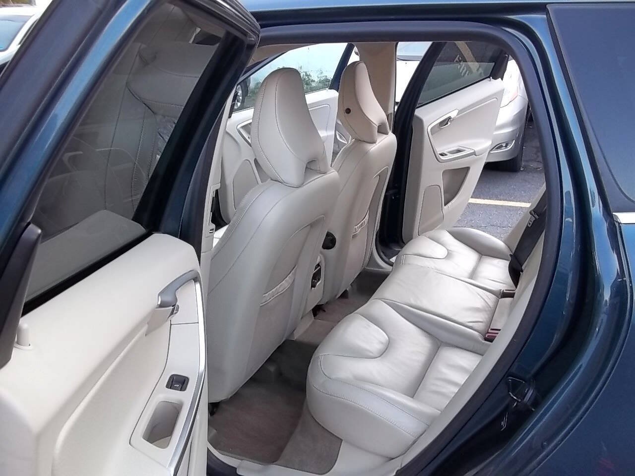 Used 2010 Volvo XC60 T6 AWD/4WD image 9