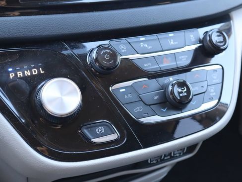 Used 2023 Chrysler Pacifica Touring-L FWD image 24