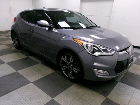 Used 2017 Hyundai Veloster Value Edition image 14