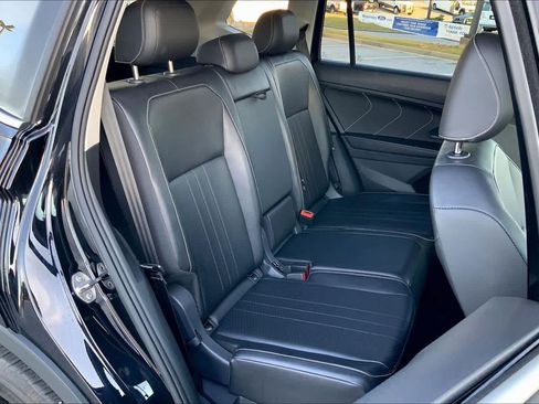 Used 2024 Volkswagen Tiguan SE image 17