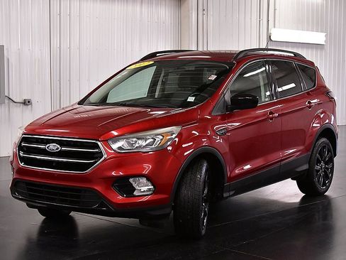 Used 2017 Ford Escape SE w/ SE Sport Appearance Package image 3