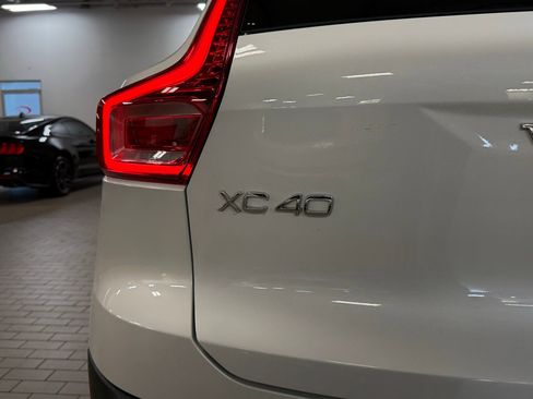 Used 2025 Volvo XC40 B5 Plus image 8