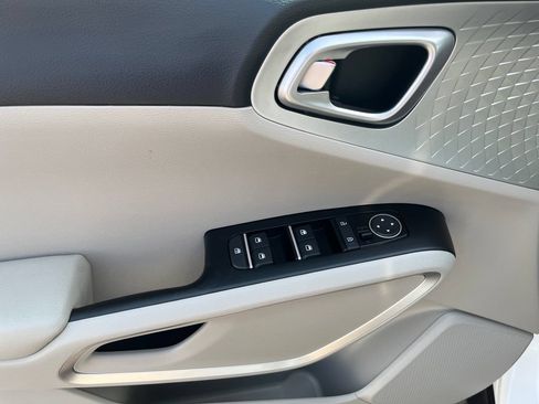 Used 2025 Kia Soul LX w/ LX Technology Package FWD image 10