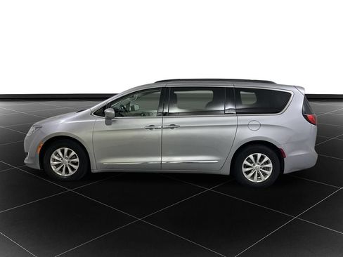Used 2017 Chrysler Pacifica Touring-L image 2