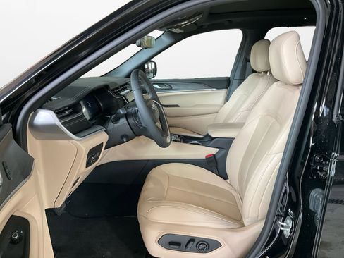 Used 2024 Jeep Grand Cherokee Limited w/ Luxury Tech Group II AWD/4WD image 9