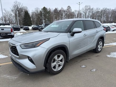 Used 2023 Toyota Highlander LE image 1