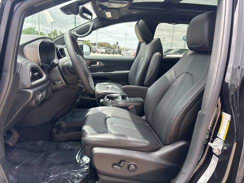 New 2027 Chrysler Pacifica Select AWD/4WD image 4