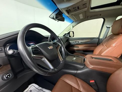 Used 2019 Cadillac Escalade Luxury AWD/4WD image 7
